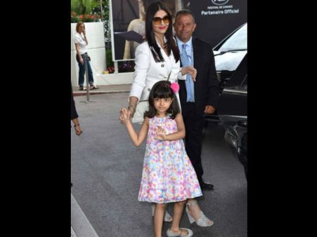 Cannes Update: Aishwarya Rai Bachchan Steps Out With Aaradhya In Colour Co-ordinated Outfits [Pics]