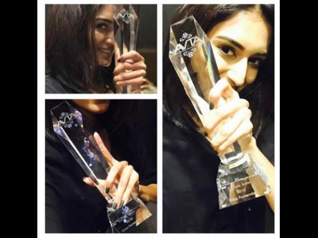 Finally Kuch Rang Pyar Ke Aise Bhi’s Erica Fernandes Gets Her ‘AVTA Actress Of The Year 2016’ Trophy