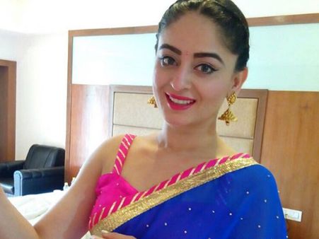 SHOCKING! Mahhi Vij Gets Molested At A Night Club; Slaps The Man For Groping Her!