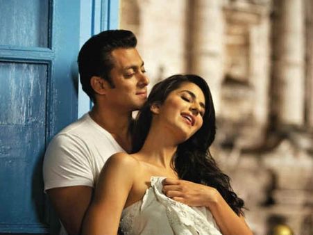 WHAT'S COOKING? Salman Khan Dines With Katrina Kaif & Her Family?