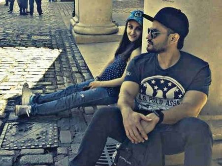 OF ALL THINGS CUTE! Mommy-To-Be Soha Ali Khan With A Baby Bump Lovingly Gazes At Hubby Kunal Kemmu