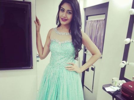 Surbhi Chandna Posts A Heartfelt Message Post Her Big Win At Star Parivaar Awards 2017!