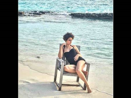 HOT! Thugs Of Hindostan Actress Fatima Sana Shaikh's Bikini Picture Is Setting The Beach On FIRE