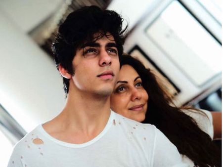 Aryan Khan Shares An Adorable Picture With His Mommy Gauri Khan!