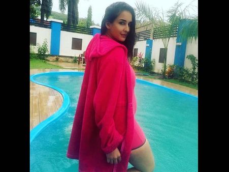 Bade Acche Lagte Hain Actress Chahat Khanna Pregnant With Her Second Baby; Flaunts Her Baby Bump