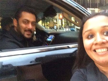 Fan Takes A Selfie With Salman Khan In A Moving Car & It's The Best Picture Of IIFA 2017 Ever! Pics