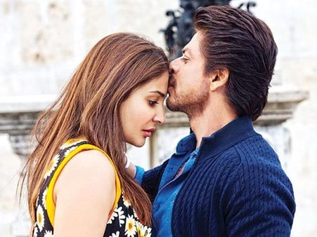 Shahrukh Khan Even Can Romance A Microphone, Says Anushka