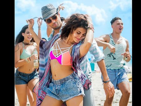 Oo La La! When Sidharth And Jacqueline Turned 'Baat Ban Jaye' Shoot Into A Beach Party!