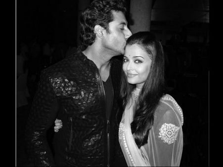 DIPPED IN LOVE! Abhishek Bachchan KISSES Aishwarya Rai Bachchan & We Can't Stop Staring Their Photo!