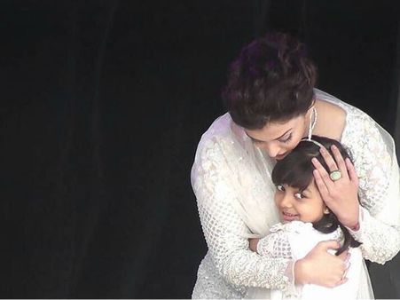 ALL LOVE! Abhishek Bachchan REACTS To Aishwarya Rai Bachchan's Picture Of HUGGING Aaradhya On Stage!