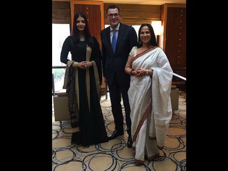 JUST IN! First Picture Of Aishwarya Rai Bachchan From IFFM, Australia; Looks Bewitching In Black!