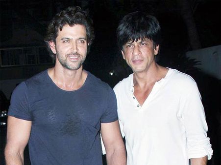 NO MORE FIGHT! Shahrukh Khan & Hrithik Roshan Are Back To Being FRIENDS! Here's How It Happened..