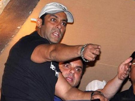 SHOCKING BEHAVIOUR! Salman Khan BREAKS A Guest’s Phone At An Award Show & The Reason Is Unbelievable