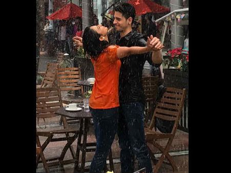 ROMANCE IS IN THE RAINS! Sidharth Malhotra & Rakul Preet Singh Get Mushy; What's Cooking?