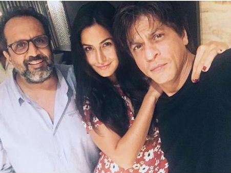 HOT HOT HOT! Shahrukh Khan & Katrina Kaif Look Magical Together In Their LATEST PICTURE