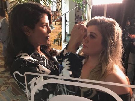 New Friendship Blooming In Hollywood Between Priyanka Chopra & Kelly Clarkson! Read Details
