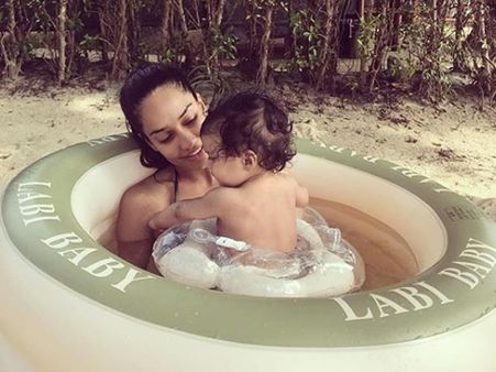 So Lovely! Lisa Haydon's Baby Pool Time With Her Son Zack!