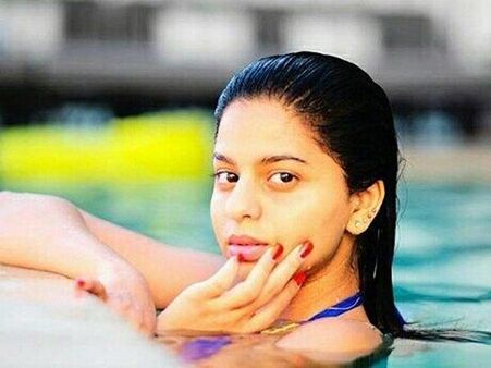Suhana Khan Looks Gorgeous In Her Pool Picture! View Here