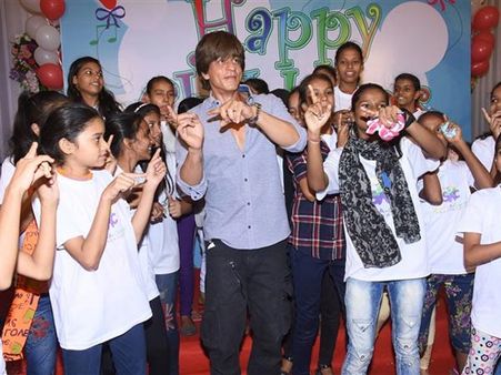 Shahrukh Khan Celebrates Children's Day With Underprivileged Kids! Pictures