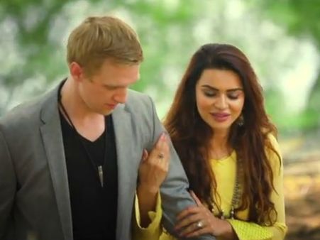 MUST WATCH! Aashka Goradia & Brent Goble’s Unique Pre-Wedding Music Video Is ADORABLE!