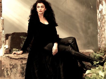 GUESS WHO? He Calls Aishwarya Rai Bachchan The SEXIEST; Admits Being EMBARRASSED For Staring At Her