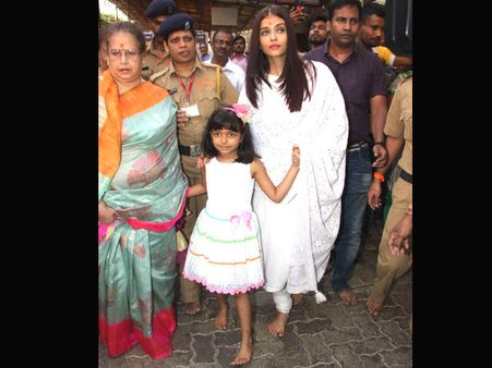 B'FUL PICTURES! Aishwarya Rai Bachchan Twins With Aaradhya On Her Birthday; Spotted At Siddhivinayak