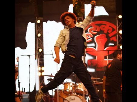 WHAATT! Shahrukh Khan Isn't Considered MANLY; Often Gets MOCKED For Being Sensitive Towards Women
