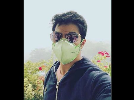SMOG IN DELHI! Varun Dhawan Is Urging People To 'Go Green' With This Selfie