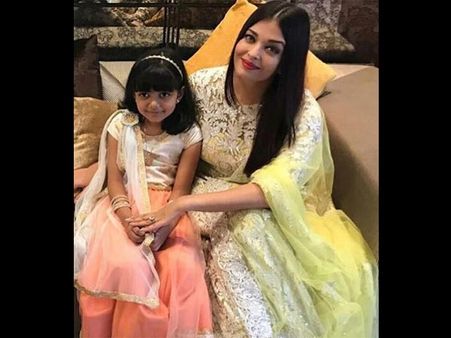 WORTH A FRAME! Aaradhya Bachchan & Aishwarya Rai Bachchan Look Adorable In Their Latest Picture