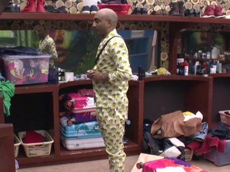 Bigg Boss 11 EXTRA DOSE: Akash Dadlani Wears Hina Khan’s Night Suit; Fans Find Him Funny!