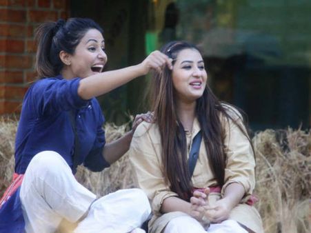 Bigg Boss 11: Shilpa Shinde & Hina Khan Break Mastermind Vikas Gupta’s Plan & Fans Are Loving It!