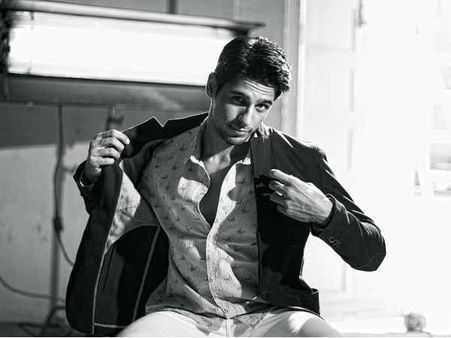 Sidharth Malhotra Is Back On Twitter, All Thanks To This Actor!