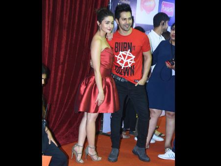 Alia Bhatt, Varun Dhawan & Kriti Sanon Turn Goofballs At Kid's Choice Awards; See Their Lovely Pics