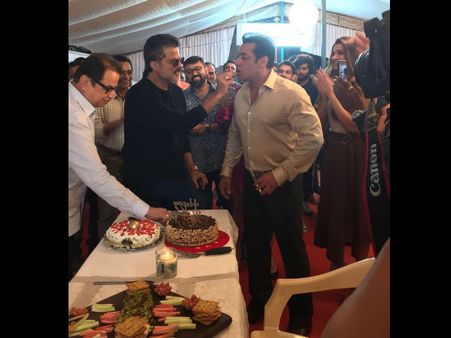 Aishwarya Rai's Fanney Khan's Co-star Anil Kapoor Celebrates Birthday With Salman Khan On Race 3 Set