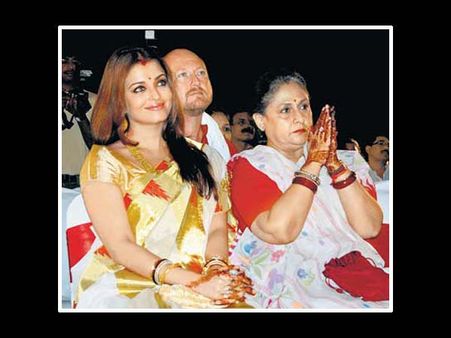 EVIL? PROBLEMS Between Aishwarya Rai Bachchan & Jaya Bachchan? She Is The Most Loving Mother-In-Law