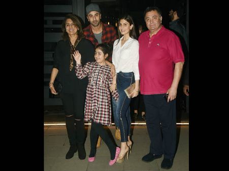 FULL OF ATTITUDE! Rishi Kapoor Left A Fan CRYING; Ranbir Kapoor Did This To Handle The Situation