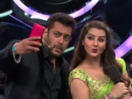 Bigg Boss 11: Shilpa Shinde Prasies Hina Khan & Vikas Gupta; Is Salman Khan Launching Shilpa?