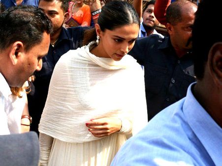 Pic Talk: Deepika Padukone Visits Siddhivinayak To Seek Blessings For 'Padmaavat'