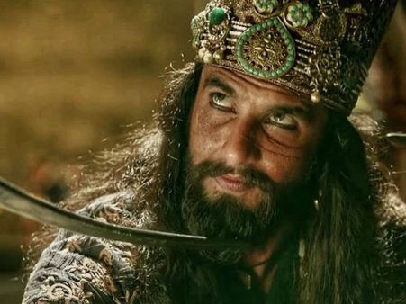 She's NOT Deepika! Ranveer Singh BROKE DOWN While Shooting Padmaavat & THIS Lady Came To His Help!