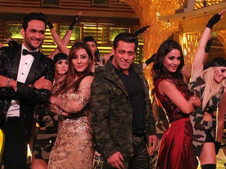 Bigg Boss 11 Finale: Oh No! Vikas Gupta Out Of Race; Now It’s Hina Khan Vs Shilpa Shinde!