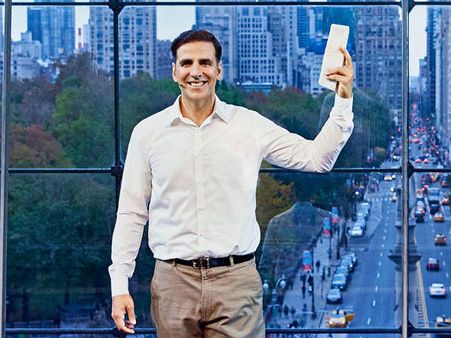 When Akshay Kumar Got SCARED While Sporting Pink Panties With The Pad On The Sets Of Padman!