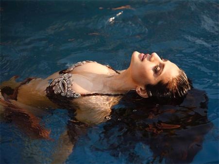 Very Hot! Bikini Beauty Ameesha Patel Chills By The Pool! Must See Pictures