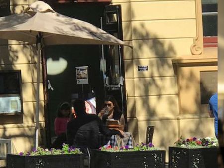 NO STARRY FUSS! Aishwarya Rai Bachchan & Abhishek Enjoy Pizza Date With Aaradhya In Australia [PICS]