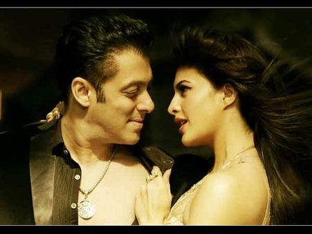HOTNESS ON BEACH! Salman Khan & Jacqueline Fernandez To ROMANCE LIKE THIS In Race 3