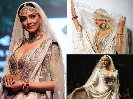 PICS! Sushmita Sen Paid A Tribute To Rekha's Umrao Jaan On The Ramp & It's BEAUTIFUL Beyond Words