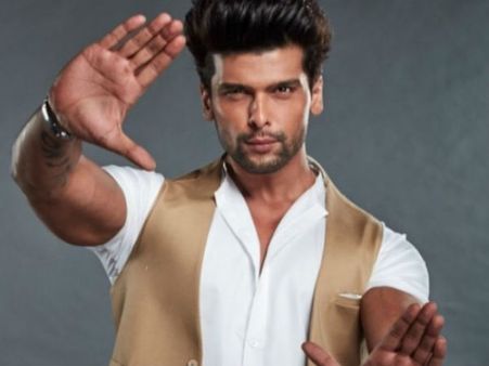 This Is CRAZY! Kushal Tandon’s Fan Slits Wrist; The Actor Says It’s Not Cool & Doesn’t Impress Him!