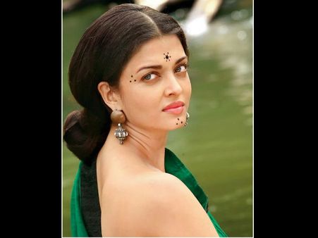 NO REGRETS! Aishwarya Rai Bachchan Admits She REJECTED These Two ICONIC Films Of Karisma Kapoor