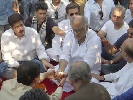 Sridevi's Ashes Immersed In Haridwar By Boney Kapoor, Anil Kapoor, Manish Malhotra & Family Members!