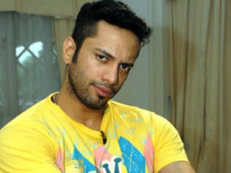 Ex Bigg Boss Contestant Akashdeep Saigal Aka Sky Gets Into Trouble As He BEATS Rickshaw Drivers!