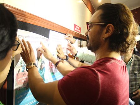 Aamir Khan Visits Colleges To Pin-up His Paani Foundation Posters On The Notice Board!